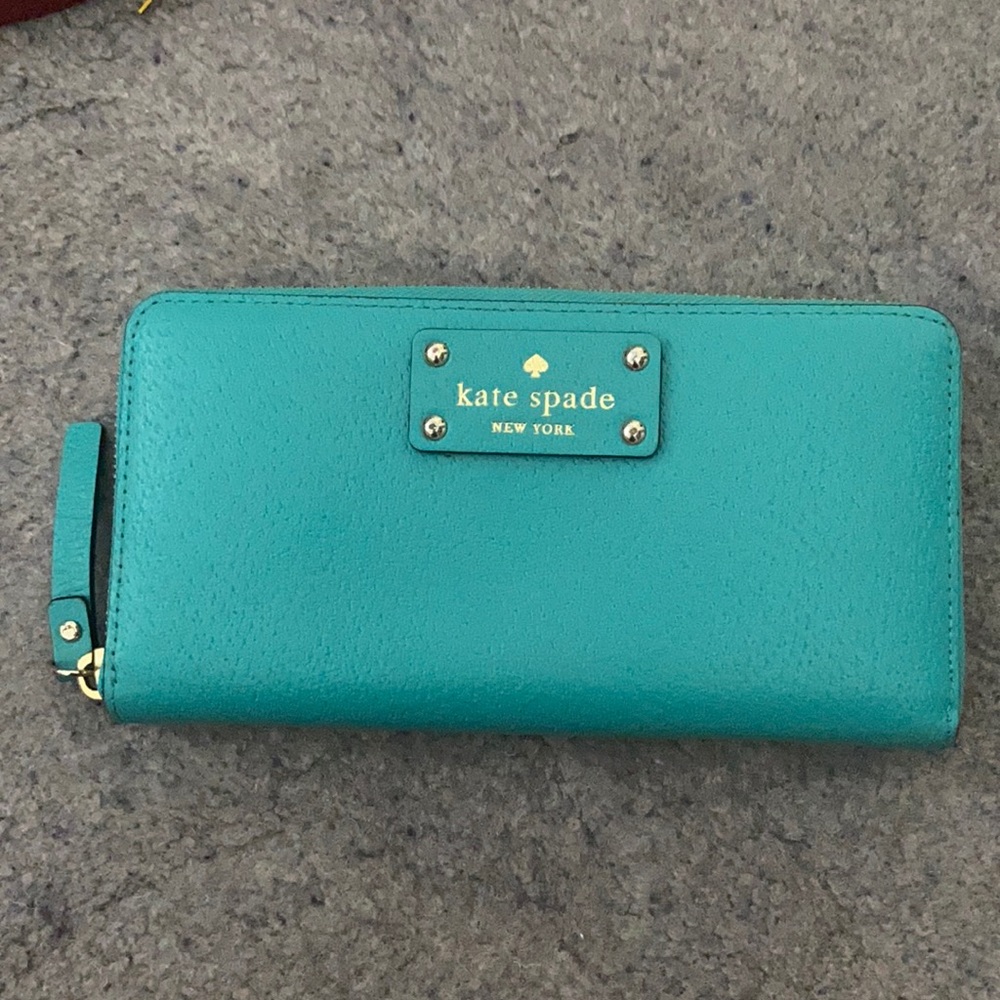 Large Kate spade wallet in like new condition